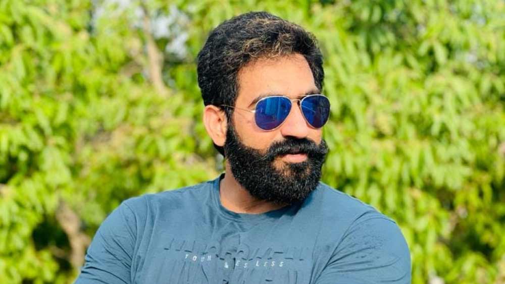 ধূমপান প্রসঙ্গে ববি বলেন, ‘‘যে ভিডিয়োতে আমাকে ধূমপান করতে দেখা গিয়েছে, সেটি কোনও সাধারণ বিমান নয়। এটি একটি নকল বিমান এবং এটি দুবাইয়ে আমার শুটিং চলাকালীন তোলা। বিমানের ভেতরে লাইটার নিয়ে যাওয়ার অনুমতি নেই সেটা আমার জানা।’’