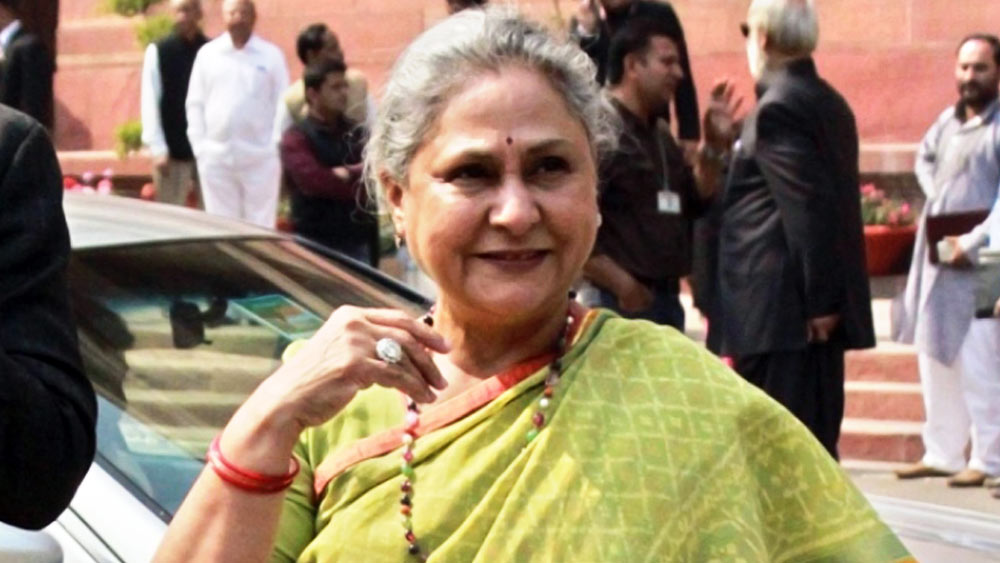 ২০১৮ সালে জয়া বচ্চন নির্বাচন কমিশনে যে হলফনামা জমা দিয়েছিলেন, তাতে দু’জনের মোট হাজার কোটি টাকার সম্পত্তির হিসাব দেখানো হয়েছিল। স্থাবর সম্পত্তির পরিমাণ ৫৪০ কোটি টাকা। ৪৬০ কোটি টাকা অস্থাবর সম্পত্তির কথা বলা হয়েছিল।