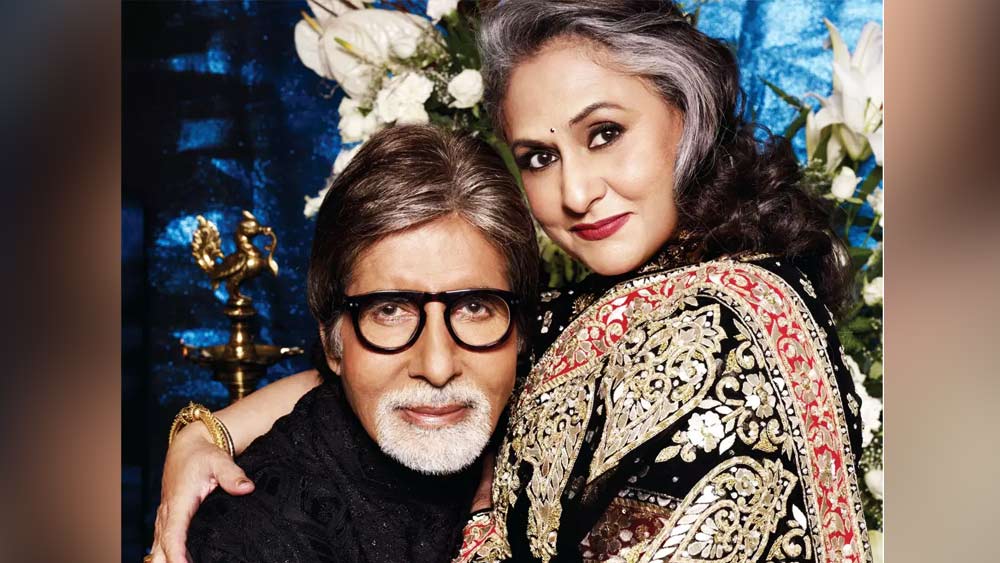 সংবাদমাধ্যমের রিপোর্ট অনুযায়ী, অমিতাভ প্রতি মাসে ৩০ কোটি টাকা উপার্জন করেন। জয়ার মাসিক আয় ৩৫ লক্ষ টাকা।