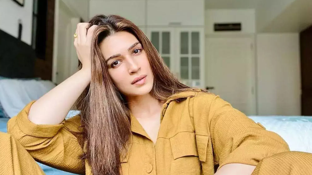 অন্ধেরিতে অমিতাভের যে বিলাসবহুল ফ্ল্যাট রয়েছে, তা সম্প্রতি অভিনেত্রী কৃতি শ্যাননকে ভাড়া দেওয়া হয়েছে। প্রতি মাসে ১০ লক্ষ টাকা ভাড়া দিতে হয় অভিনেত্রীকে।