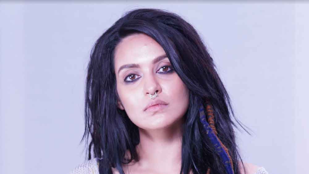 ‘হ্যালো’ ওয়েব সিরিজের পর আবারও নিজের লুক নিয়ে পরীক্ষা করতে দেখা গেল প্রিয়ঙ্কা সরকারকে।