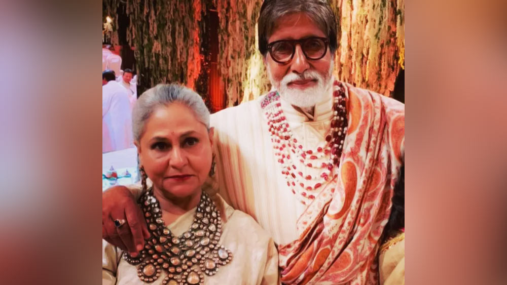 এ ছাড়া ৬২ কোটি টাকা মূল্যের সোনার গয়না রয়েছে অমিতাভ-পত্নীর।