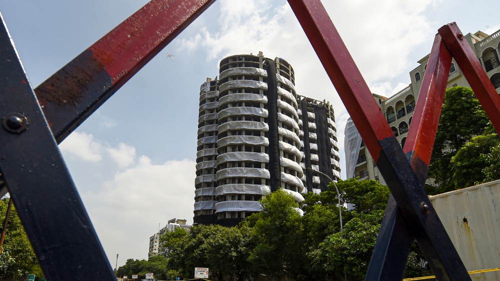 রবিবার সকালের মধ্যেই যমজ অট্টালিকার আশপাশের বহুতলগুলি থেকে সরানো হবে বাসিন্দাদের। 