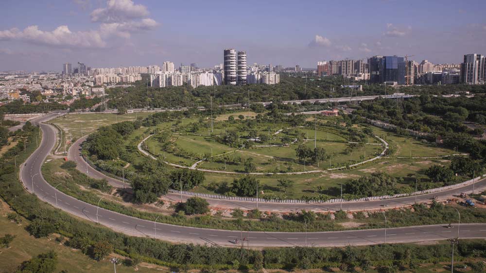 ২০০৪ সালে নয়ডার ওই জমিটি হাতে আসে ‘সুপারটেক’ সংস্থার। ২০০৫ সালে বহুতলের নকশা পাশ হয়। সেখানে ১৪ তলার ফ্ল্যাট তৈরির অনুমোদন মেলে। ২০১২ সালে যখন নির্মাণ শেষ হয়, দেখা যায়, অ্যাপেক্স এবং সিয়ান টাওয়ারে রয়েছে ৪০টি করে তল। 