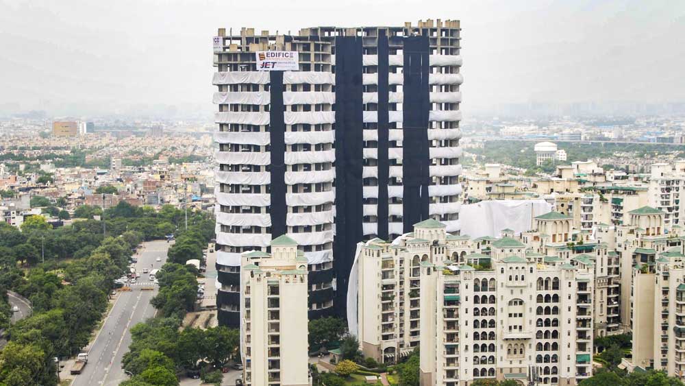 ন্যাশনাল বিল্ডিং কোড বলছে, একটি টাওয়ার থেকে অন্য একটির দূরত্ব হওয়া উচতি ১৬ মিটার। নয়ডার যমজ অট্টালিকার ক্ষেত্রে এই নিয়ম মানা হয়নি। দু’টি টাওয়ারের মধ্যে দূরত্ব ন’মিটারেরও কম। তাই ভাঙার নির্দেশ।