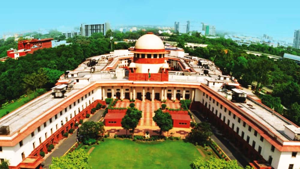 পরে মামলা ওঠে সুপ্রিম কোর্টে। ২০২১ সালে হাই কোর্টের রায় বহাল রাখে সুপ্রিম কোর্ট। ২০২২ সালের ১২ অগস্ট সুপ্রিম কোর্ট নির্দেশ দেয়, ২৮ অগস্ট ভেঙে ফেলতে হবে যমজ অট্টালিকা। সেই নির্দেশই কার্যকর করা হচ্ছে রবিবার। 