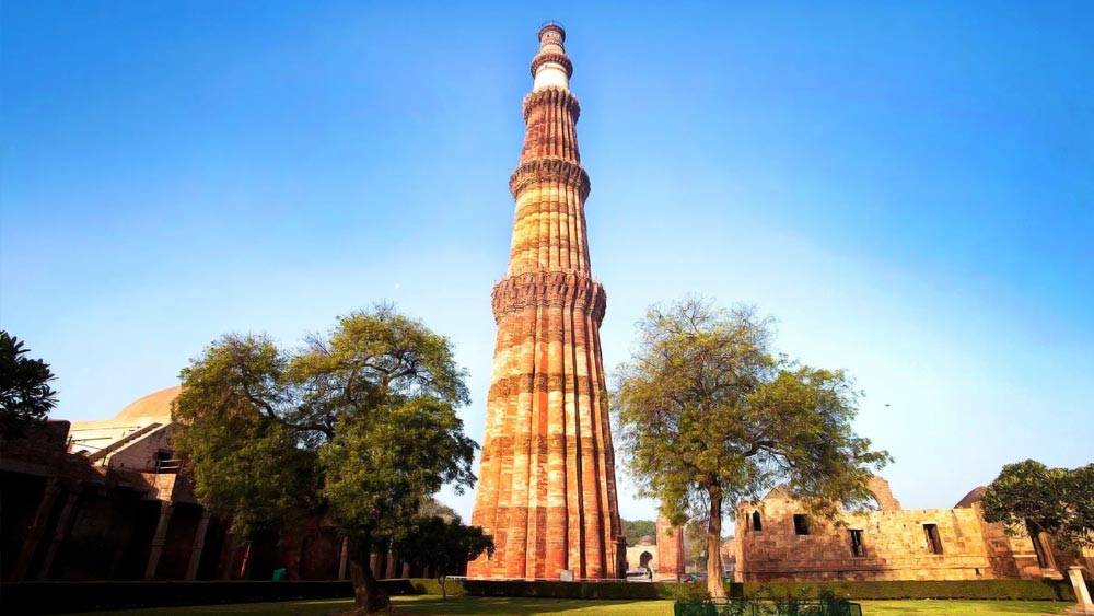 দু’টি অট্টালিকার একটির নাম অ্যাপেক্স, অন্যটির নাম সিয়েন। অ্যাপেক্সের উচ্চতা ১০২ মিটার। অন্যটির উচ্চতা ৯২ মিটার। দিল্লির কুতুব মিনারের থেকেও বেশি। 