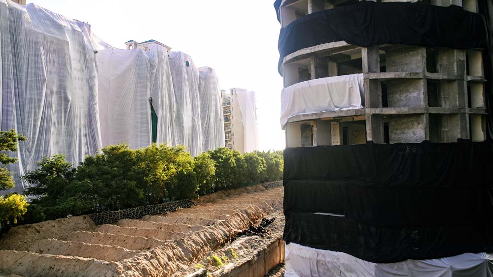 বিস্ফোরণের পর ধ্বংসাবশেষ যাতে বাইরে ছিটকে না যায়, সে জন্য ব্যবহার করা হবে ‘ওয়াটারফল ইমপ্লোসন’ পদ্ধতি। যমজ অট্টালিকার চারপাশে চার স্তরীয় লোহার খাঁচা বসানো হয়েছে। দু’টি স্তরে কম্বল দিয়ে ঢেকে দেওয়া হয়েছে।