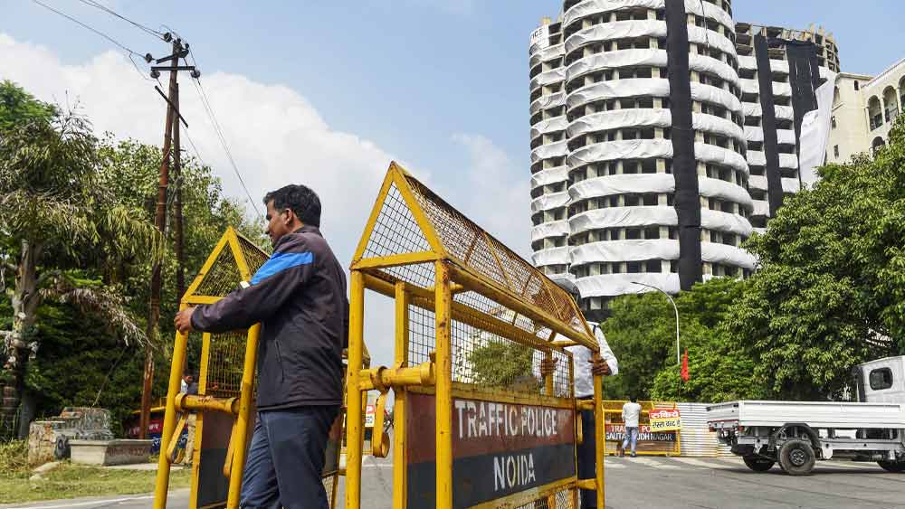 যমজ অট্টালিকা ভাঙতে খরচ পড়বে ২০ কোটি টাকা। তার মধ্যে পাঁচ কোটি টাকা দিচ্ছে নির্মাণকারী সংস্থা। বাকি ১৫ কোটি টাকা অট্টালিকার ধ্বংসাবশেষ বিক্রি করে তোলা হবে। 