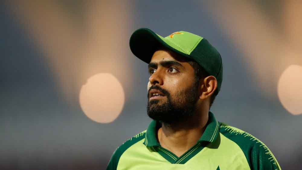 বাবর আজম বনাম ভুবনেশ্বর কুমার: পাকিস্তানের এই দলের অন্যতম সেরা ব্যাটার বাবর। তিনি মাঠে থাকলে ভারতের কপালে দুঃখ রয়েছে। ছন্দে রয়েছেন তিনি। ৭৪টি ম্যাচে ২৬৮৬ রান করেছেন বাবর। রয়েছে একটি শতরানও। পাকিস্তান চাইবে তিনি ক্রিজে থাকুন শেষ পর্যন্ত।