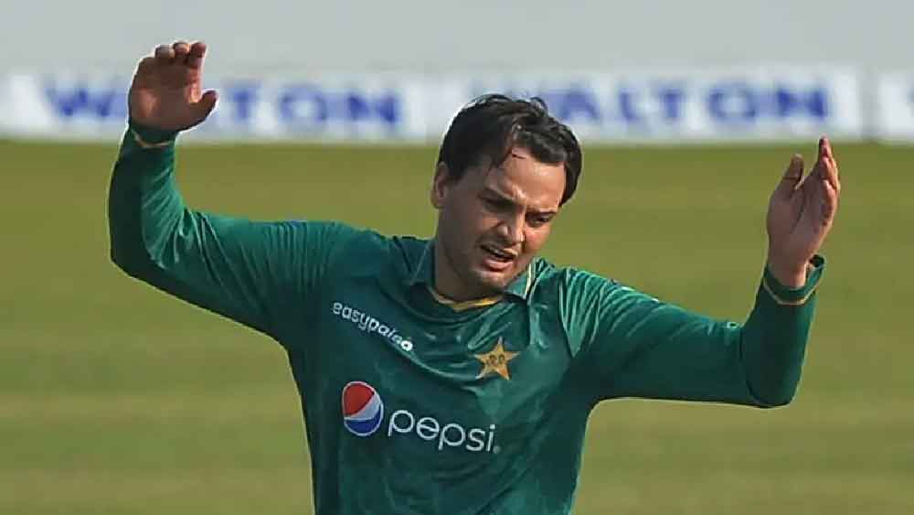 বিরাট কখনও খেলেননি পাকিস্তানের কাদিরের বিরুদ্ধে। শাহিন আফ্রিদি নেই। কাদিরের মতো লেগ স্পিনারের বিরুদ্ধে বিপাকে পড়তে পারেন বিরাট। পাকিস্তান চাইবে শুরুতেই কাদিরকে এনে বিরাটকে চাপে ফেলতে।