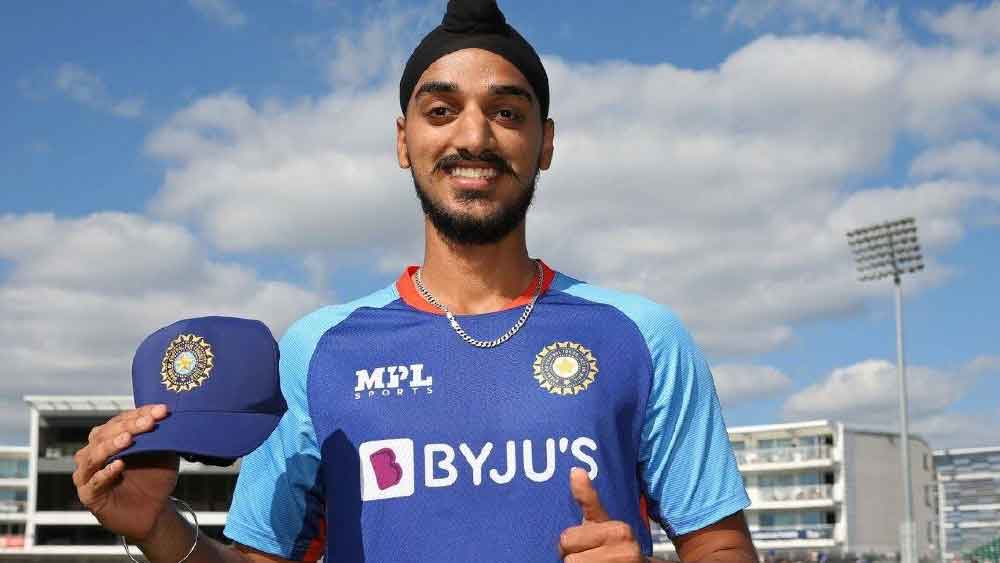 ভারত খেলাতে পারে তরুণ বাঁহাতি পেসার অর্শদীপকে। তিনি চাপে ফেলে দিতে পারেন রিজওয়ানকে। যদিও প্রথম বার পাকিস্তানের বিরুদ্ধে খেলতে নামার উত্তেজনা থাকবে অর্শদীপের উপর। তাঁর লক্ষ্য থাকবে বড় ম্যাচে নজর কাড়া।