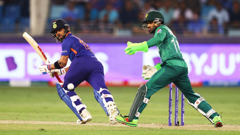 পাকিস্তানের বিরুদ্ধে সাতটি টি-টোয়েন্টি ম্যাচে ৩১১ রান বেরিয়েছে কোহলীর ব্যাট থেকে। গড় ৭৭.৭৫। তবে এশিয়া কাপে ছয় হাঁকানো সেরা পাঁচ ভারতীয়ের তালিকায় রোহিতদের নাম থাকলেও কোহলী নেই।