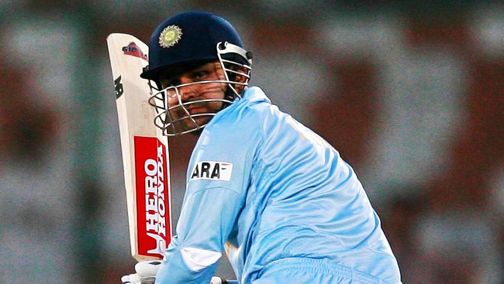 এশিয়া কাপে সবচেয়ে বেশি ছয় হাঁকিয়েছেন এমন প্রথম পাঁচ ভারতীয়দের তালিকায় পঞ্চম নামটি বীরেন্দ্র সহবাগের। টেস্টের মতো ধীরলয়ের ম্যাচগুলিতে যিনি বহু মারকাটারি ইনিংস খেলেছেন। নজফগড়ের নবাবের ঝুলিতে রয়েছে দু’টি ত্রিশতরানও (৩০৯ এবং ৩১৯)।