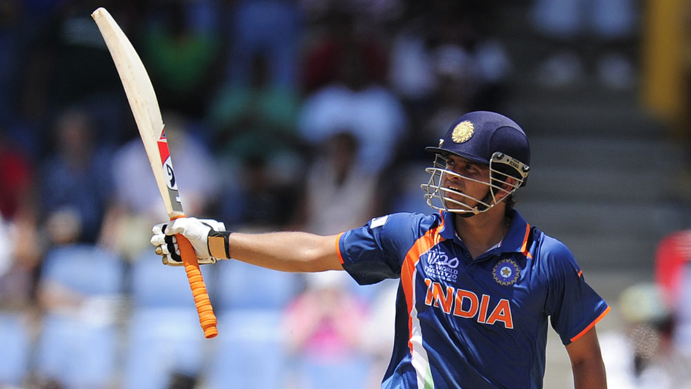 আইপিএলে মাহির সঙ্গে মিলে বহু ম্যাচের রং বদলে দিয়েছেন সুরেশ রায়না। তবে টি-টোয়েন্টিতে স্ট্রাইক রেটের নিরিখে মাহিকে টপকে গিয়েছেন তিনি (১৩৪.৮৭)। যদিও এ ফরম্যাটে মাহির থেকে সামান্য কম রানের মালিক রায়না (১৬০৫)।