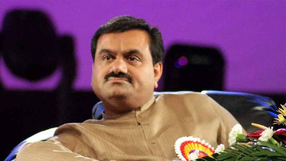 কিন্তু কেন এত ঋণ নিচ্ছে আদানি গোষ্ঠী? অনেকে এর জন্য আদানি গোষ্ঠীর সব ব্যবসায়ির ক্ষেত্রে আধিপত্য বিস্তারের কারণকেই দায়ী করছেন।