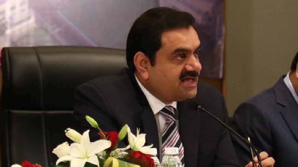 একই সঙ্গে এই প্রশ্নও উঠছে, কোনও ব্যক্তি বা সংস্থার নামে এত টাকার ঋণ থাকা দেশের অর্থনীতির উপর কতটা প্রভাব ফেলতে পারে।