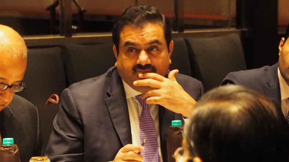 এত টাকার ঋণের বোঝা কাঁধে চাপিয়ে সম্প্রতি আবার দেশের টেলিকম সেক্টর এবং মিডিয়াতেও পা রেখেছেন আদানি। এ নিয়ে যথেষ্ট শোরগোলও পড়েছে। ৫জি নিলামেও অংশ নিয়েছিলেন আদানি।