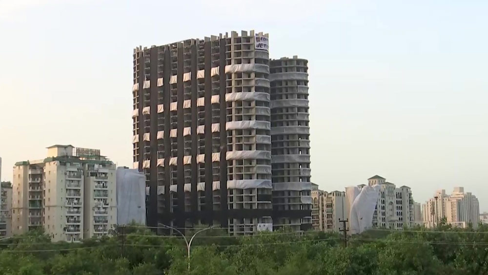শুরু হয়ে গিয়েছে কাউন্টডাউন। কয়েক ঘণ্টা পরই ভেঙে ফেলা হবে নয়ডার যমজ অট্টালিকা (টুইন টাওয়ার)। কুতুব মিনারের থেকেও উঁচু এই বহুতল ভাঙা ঘিরে নয়ডায় শেষ মুহূর্তের প্রস্তুতি তুঙ্গে। 