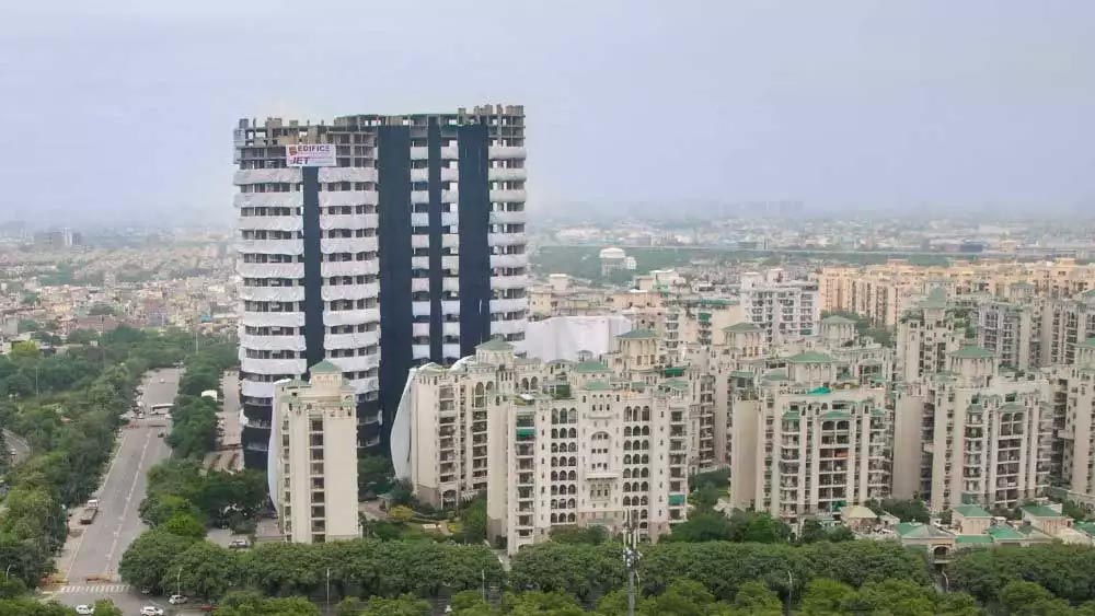 দুপুর ১টা: পরীক্ষা করে দেখার পর অট্টালিকা চত্বর ছাড়বেন টাস্ক ফোর্সের আধিকারিকরা। 