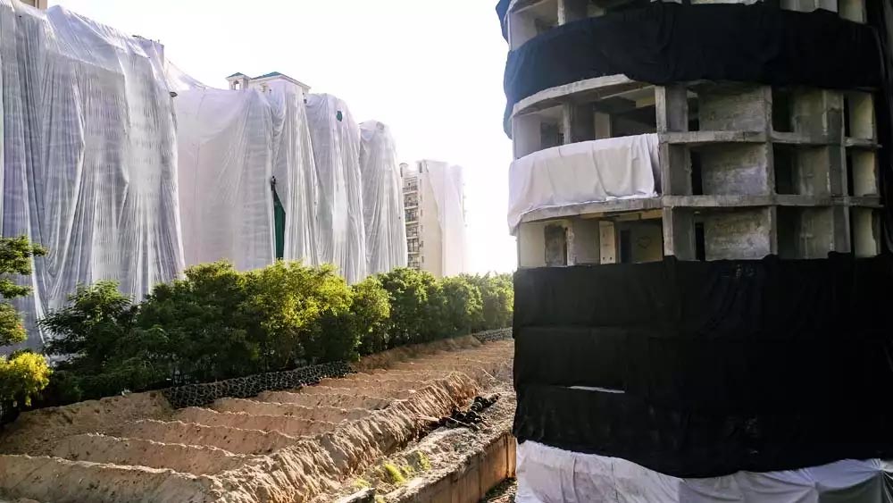 বিকেল ৪টে: আশপাশের ফ্ল্যাটগুলিতে পাইপলাইনে গ্যাস সরবরাহ আবার চালু করা হবে। পুরোদমে এই পরিষেবা চালু করতে তিন থেকে চার ঘণ্টা সময় লাগতে পারে বলে জানানো হয়েছে। 