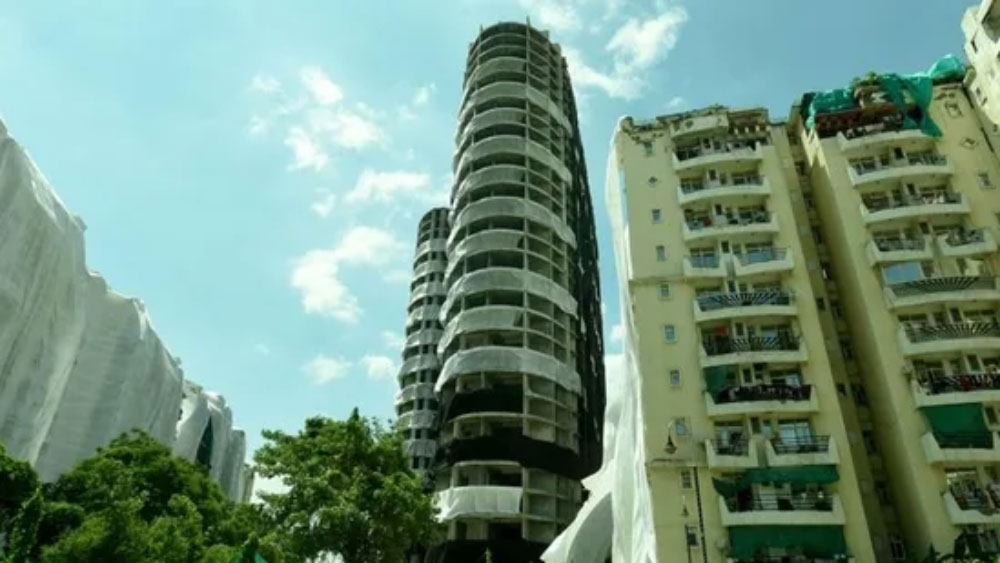 ধ্বংসের জেরে ধুলোর আস্তরণ পড়তে পারে, তাই দমকলের ইঞ্জিন রাখা হচ্ছে। আপৎকালীন পরিস্থিতির কথা মাথায় রেখে রাখা হচ্ছে অ্যাম্বুল্যান্সও।