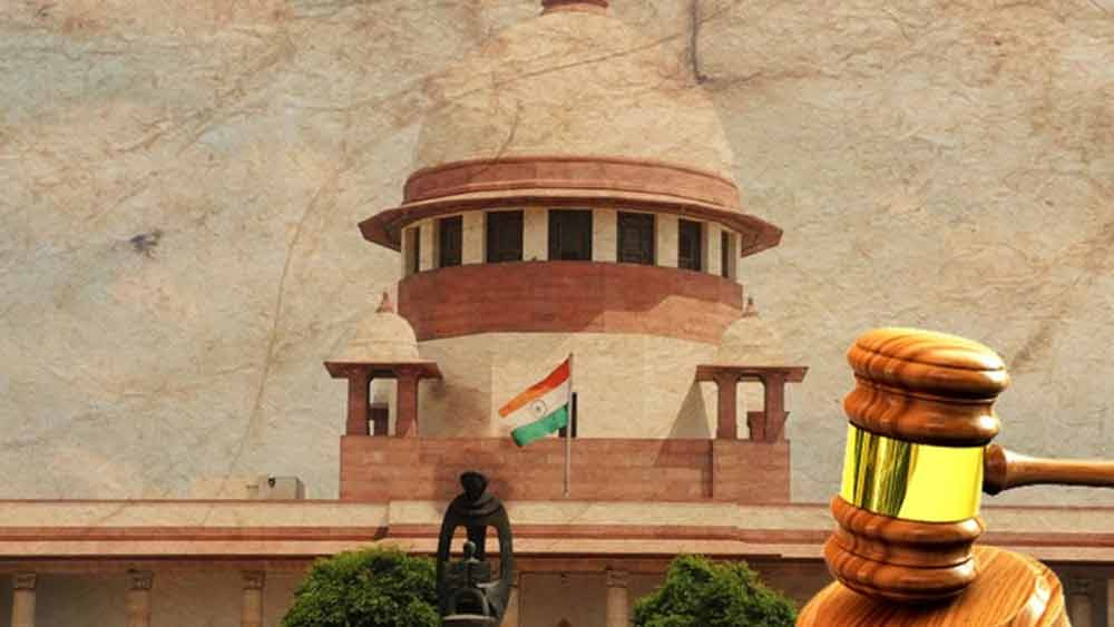 নয়ডার এই যমজ অট্টালিকা প্রথম থেকেই বিতর্কের কেন্দ্রবিন্দুতে ছিল। এটি বেআইনি নির্মাণ বলে অভিযোগ করা হয়েছিল। যার জল গড়িয়েছিল আদালতে। শেষে ২০২২ সালের ১২ অগস্ট সুপ্রিম কোর্ট নির্দেশ দেয় যে, ২৮ অগস্ট ভেঙে ফেলতে হবে এই বহুতল। শীর্ষ আদালতের সেই নির্দেশ মেনেই রবিবার পতন হচ্ছে এই অট্টালিকার। যার দিকে চোখ রয়েছে গোটা দেশের।