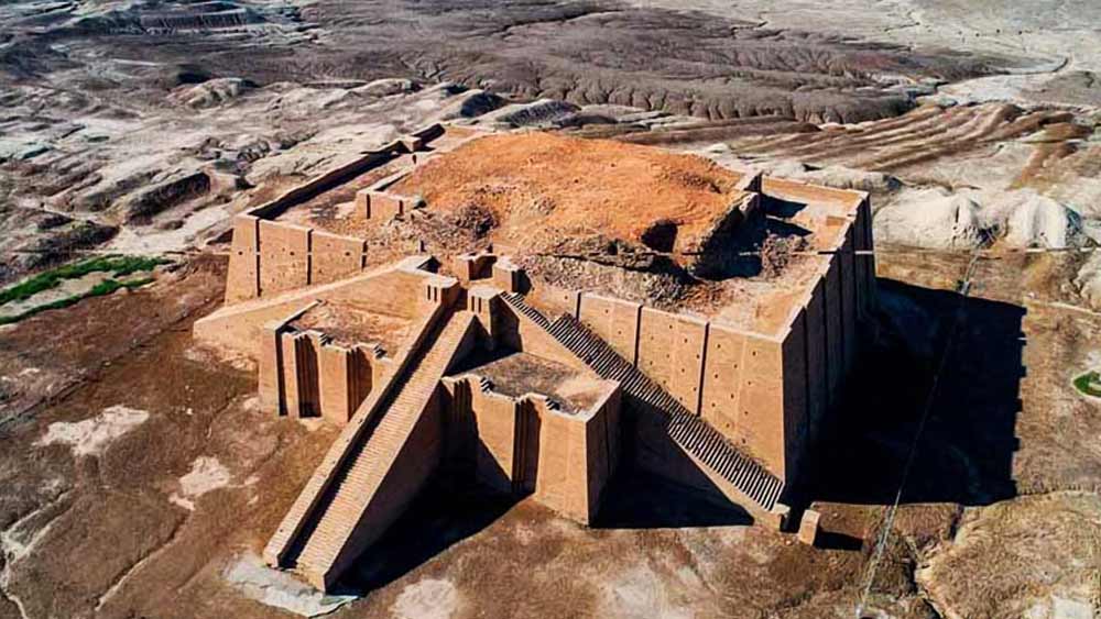 মাদালেনা রুমর নামে আমেরিকার কেস ওয়েস্টার্ন রিজার্ভ বিশ্ববিদ্যালয়ের এক বিশেষজ্ঞ বলেন, ‘‘জিগুরাত হল পবিত্র ভবন। প্রথমে এটি ছিল, একটি সিঁড়ির উপরে গড়ে ওঠা এক কক্ষবিশিষ্ট মন্দির। তবে সময়ের সঙ্গে এই সমতলের উপরে অনেকগুলি মন্দির গড়ে ওঠে। ধীরে ধীরে এর পরিধি বাড়তে থাকে। আরও জটিল আকার নিতে থাকে এই স্থাপত্য। এক সময় এটি বহুতলে পরিণত হয়।’’