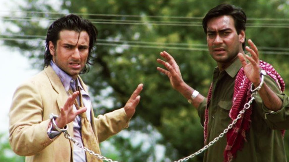 এক সাক্ষাৎকারে তিনু জানান, অভিনেতা অজয় দেবগণ ও সইফ আলি খান ‘কাচ্চে ধাগে’ ছবির শ্যুটিং করছিলেন তিনি। তিনু শ্যুটিং সেটে ট্রেনের একটি দৃশ্য পরিচালনা করছিলেন। কিন্তু ‘অ্যাকশন’ বলা সত্ত্বেও সইফ কিছুতেই তাঁর সংলাপ বলছিলেন না।