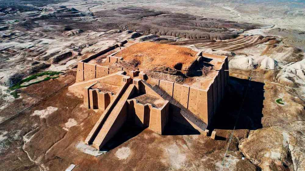 জিগুরাতের অংশবিশেষ পরীক্ষার পর প্রত্নতত্ত্ববিদদের দাবি, দুই সারি বিশালাকার মাটির সিঁড়ির স্তরের উপরে একটি মন্দিরকে ধরে রাখত এই স্থাপত্য। জিগুরাতের সমতলকে ধরে রাখতে ৭২০,০০০টি কাদা-মাটির ইট ব্যবহার করা হয়েছিল। এক-একটির ওজন ছিল ১৫ কেজি। 