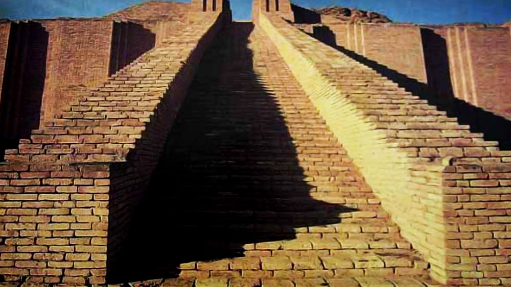 দক্ষিণ-মধ্য মেসোপটেমিয়ার সুমেরিয়ান সভ্যতায় বর্ণিত চাঁদ এবং সূর্যের সময়চক্রের ছায়া দেখতে পাওয়া যায় জিগুরাতের স্থাপত্যে। এর চারটি কোণের প্রতিটি একটি কম্পাসের মতো এক-একটি দিককে চিহ্নিত করে। জিগুরাতের উপরের স্তরে একটি বিশাল আকারের সিঁড়ি রয়েছে যেটি পূর্ব দিকে মুখ করে তৈরি করা হয়েছে।