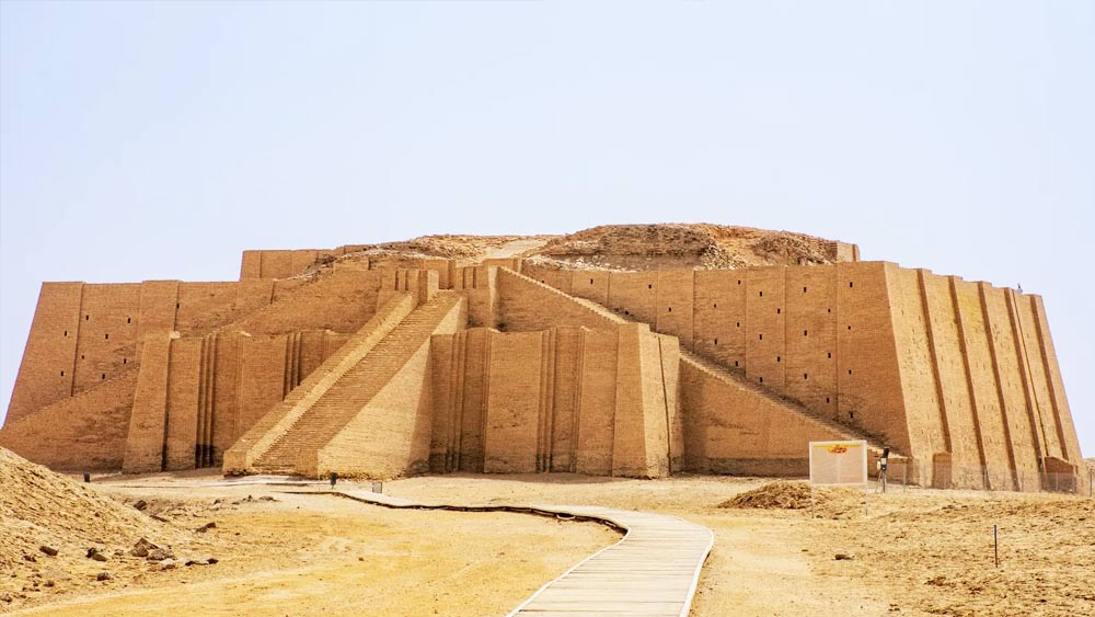 ইতিহাস ঘেঁটে দেখা যায় যে খ্রিস্টপূর্ব ২১০০ শতকে উর নাম্মু সম্রাটের আমলে জিগুরাতের প্রথম ইটের গাঁথনি হয়েছিল। পরে উর নাম্মুর ছেলে সম্রাট শুলগির আমলে সে নির্মাণকাজ শেষ হয়। তত দিনে মেসোপটেমিয়ার রাজধানী হিসাবে নিজের জায়গা করে নিয়েছে উর।