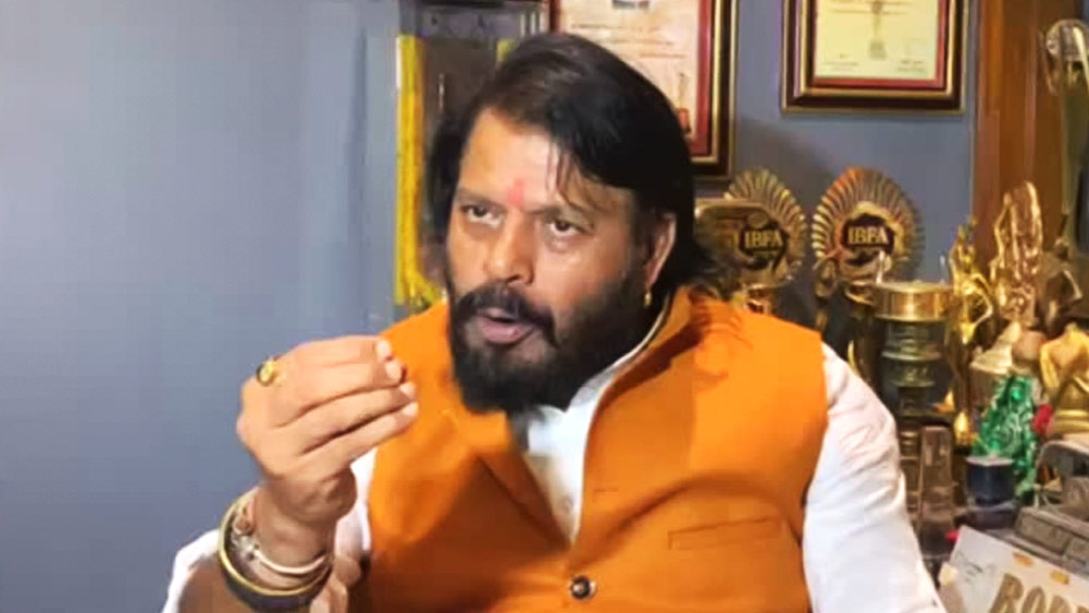 তখন তিনি সইফকে বলেন, ‘‘জীবনে যদি বড় হতে চাও, তা হলে কলাকুশলীদের শ্রদ্ধা করো। তাঁরাই অভিনেতাদের সামনে তুলে ধরেন। যদি ওঁদের শ্রদ্ধা করতে না পারো, তবে আর কাজ কোরো না। ছবি ছেড়ে দাও। নবাবের ছেলে তুমি। তোমার বাবা তোমায় অনেক কিছুই দিয়েছেন। অসম্মান কোরো না।’’