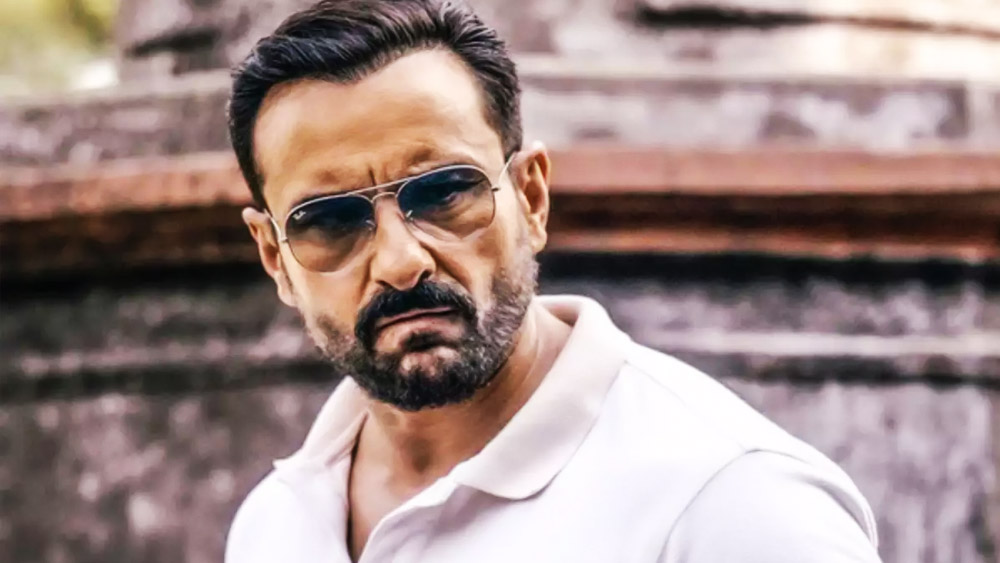 তিনু আরও বলেন, ‘‘এত বড় সেটে তোমাকে চড় মারলাম, তা তোমার ভাল লাগল কি? এটা আমার গুরু-দক্ষিণা ছিল। তুমি ভুলে গিয়েছিলে, ‘পরম্পরা’ ছবির জন্য কাজ শিখতে তুমি আমার কাছেই এসেছিলে।’’