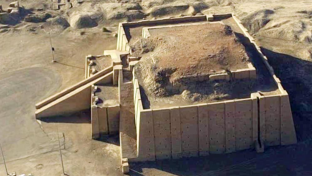 প্রথমত, জিগুরাতের ভিতরে অবাধে বায়ু চলাচলে সুবন্দোবস্ত রয়েছে। যার জন্য এর অংশবিশেষের দশা ততটা বেহাল হয়নি। ভিতরে কাদামাটির ইট এবং বহিরঙ্গে রোদে পোড়া ইটের সারি— এ ভাবেই তৈরি এটি। ভিতরের কাদামাটির সারি আর্দ্রতা বজায় রাখতে সাহায্য করে। যার জেরে এই স্থাপত্য সহজেই ধ্বংসের মুখে চলে যেতে পারত। তবে বহিরঙ্গের দেওয়ালে অসংখ্য ছিদ্রের মধ্যে দিয়ে সেই আর্দ্রতা দ্রুত উবে যায়। ফলে এই স্থাপত্যে দ্রুত ধ্বংসের মুখে যায়নি।