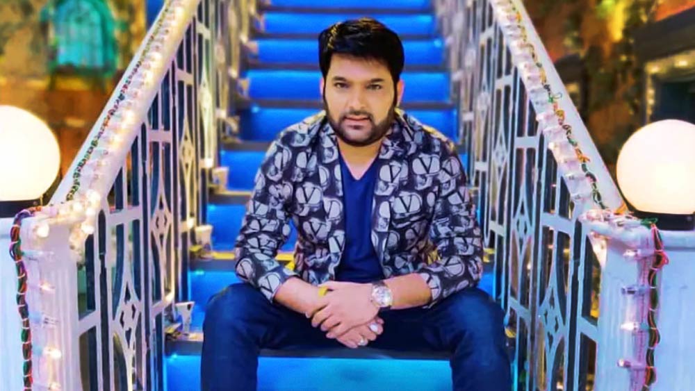 কপিল জানান, ২৫ হাজার জুনিয়র আর্টিস্টদের মধ্যে নাকি তিনিই এক মাত্র ছিলেন, যিনি নির্দেশ মেনে অভিনয় করছিলেন না। কপিলের জন্য পর পর দুটো শট নষ্ট হয়েছে বলে দাবি করেছিলেন তিনু।