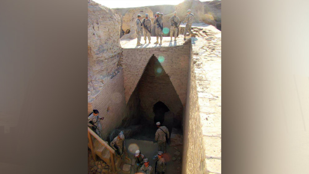 দ্বিতীয়ত, জিগুরাতের দেওয়াল কিছুটা হেলানো ভাবে নির্মিত। এতে এর দেওয়াল বেয়ে সহজেই জল নীচে চলে যায়। তা উপরের স্তরে জমে থাকে না। এর একটি অন্য ফায়দাও রয়েছে। দূর থেকে এই স্থাপত্যটিকে বড় আকারের দেখায়। যা শত্রুপক্ষের চোখে ধুলো দেওয়ার জন্য যথেষ্ট ছিল।