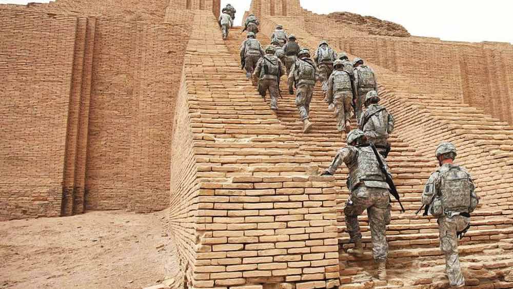 তৃতীয়ত, একেবারে উপরের স্তরের মন্দিরটি তৈরি করা হয়েছে কাদামাটির ইট দিয়ে। যেগুলিকে আলকাতরা দিয়ে ‘গাঁথা’ হয়েছে। এর জেরেও ওই ইটের গাঁথনির মধ্যে দিয়ে বৃষ্টির জল ঢুকতে পারে না। ফলে অক্ষত থাকে ভিতরের স্তরটি।