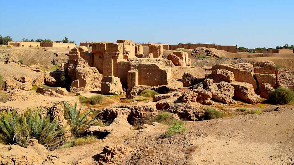 ১৮৫০ সালে জিগুরাতের ধ্বংসাবশেষ খুঁজে পান প্রত্নতত্ত্ববিদেরা। তবে গত শতকের কুড়ির দশকে ব্রিটিশ প্রত্নতত্ত্ববিদ স্যর লিয়োনার্ড উলির নেতৃত্বে এখানে খননকাজ শুরু হয়। সেই খননকাজে জিগুরাতের মাত্র ৩০ শতাংশ বার করা সম্ভব হয়েছিল।