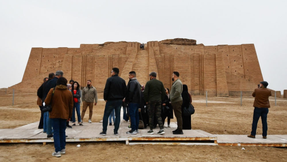 গত বছর থেকে এই স্থাপত্যকে ঘিরে পর্যটনের দ্বার খুলে দিয়েছে ইরাক সরকার। ধীরে ধীরে পর্যটকদের ভিড় বাড়ছে জিগরাটে। আইরিশ সাংবাদিক জ্যানেট নিউয়েনহ্যাম বলেন, ‘‘এই সুন্দর রংচঙে মন্দিরের উপরের অংশটি অনেক দিন আগেই ধ্বংস হয়ে গিয়েছে। তবে মরুভূমির মাঝে ছড়ানোছেটানো যে ছোট ছোট ঢিবিগুলি রয়েছে, সেগুলি যে এই মন্দিরের ধ্বংসাবশেষ, তা বেশ বোঝা যায়। নিঃসন্দেহে এখানে বহু অজানা খাজানা লুকিয়ে রয়েছে, যা এখনও খুঁজে বার করা হয়নি।’