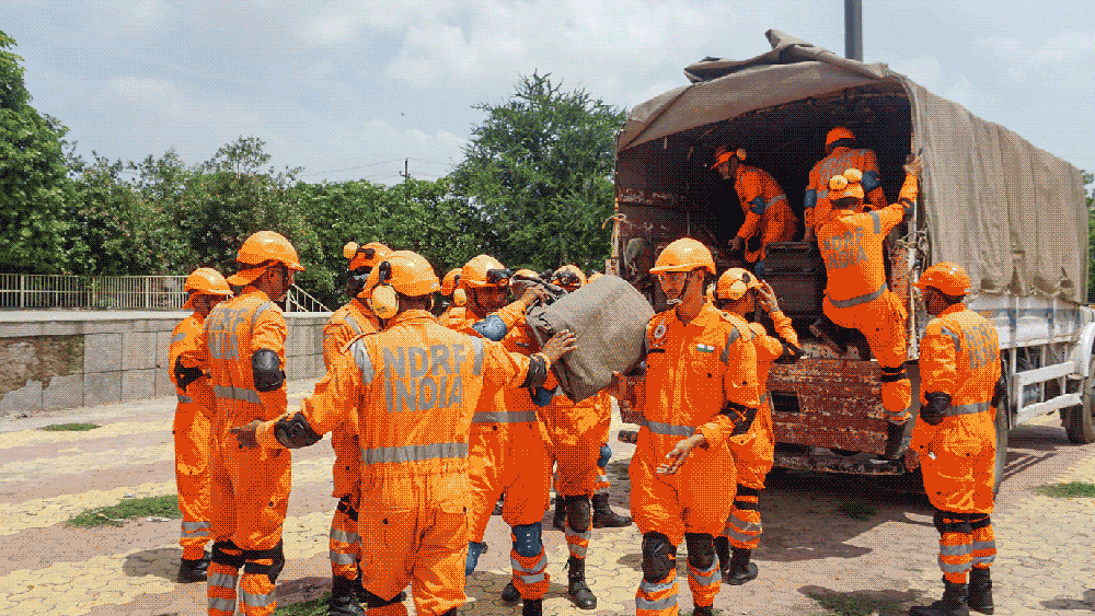 সরাসরি: শুরু ‘যুদ্ধের’ শেষ অঙ্ক, যমজ প্রাসাদ ধ্বংসের প্রহর গুনছে নয়ডার ‘পান্না চত্বর’