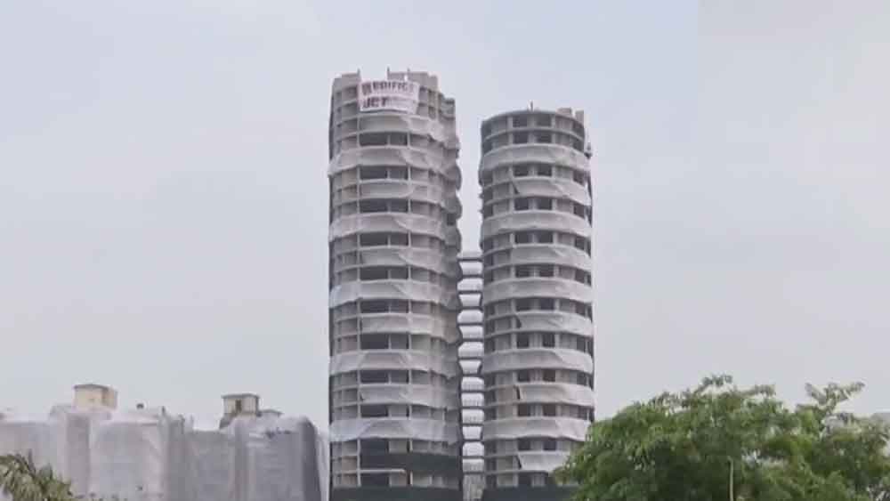 ন’সেকেন্ডেই অতীত নয়ডার জোড়া বহুতল! ধুলোর ঝড় তুলে নিমেষে ধসে পড়ল একের পর এক তল। ন’বছরের আইনি লড়াইয়ের পর নিশ্চিহ্ন সুপারটেকের যমজ বিল্ডিং।