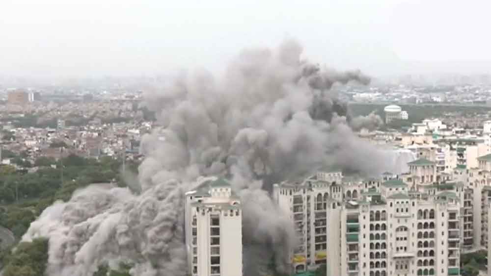 এই জোড়া বিল্ডিং ঘিরে বিতর্ক কম ছিল না। ১৪টি টাওয়ার-সহ ন’টি তলার নকশায় অনুমোদন দেওয়া হয়েছিল। পরে সেই নকশায় বদল ঘটিয়ে প্রতিটি তলে ৪০টি করে ফ্ল্যাট গড়ার অনুমোদন দেওয়া হয়েছিল। 