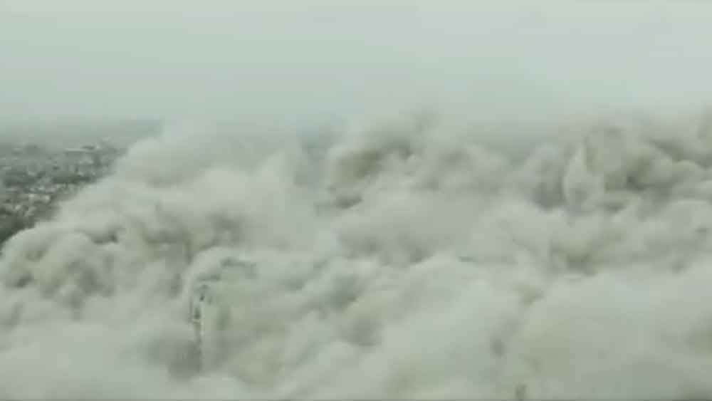 এ নিয়ে মামলা-মোকদ্দমার জল গড়ায় ইলাহাবাদ হাই কোর্ট থেকে সুপ্রিম কোর্ট পর্যন্ত। চলতি বছরের ১২ অগস্ট সুপ্রিম কোর্ট নির্দেশ দেয়, ২৮ অগস্ট টুইন টাওয়ার ভেঙে ফেলতে হবে। তা-ই পরিণতি পেল রবিবার।