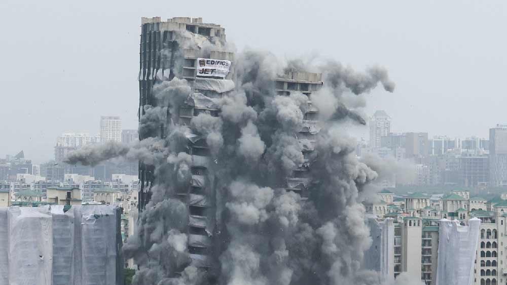 যুদ্ধে শত্রুপক্ষের ঘাঁটি ওড়ানোর ক্ষেপণাস্ত্র যদি বাড়ির পাশে এসে পড়ে, তার অভিজ্ঞতা কেমন হতে পারে? রবিবার বাড়িতে বসেই তা হাড়ে হাড়ে বুঝলেন নয়ডার ৯৩এ সেক্টরের বাসিন্দারা। 