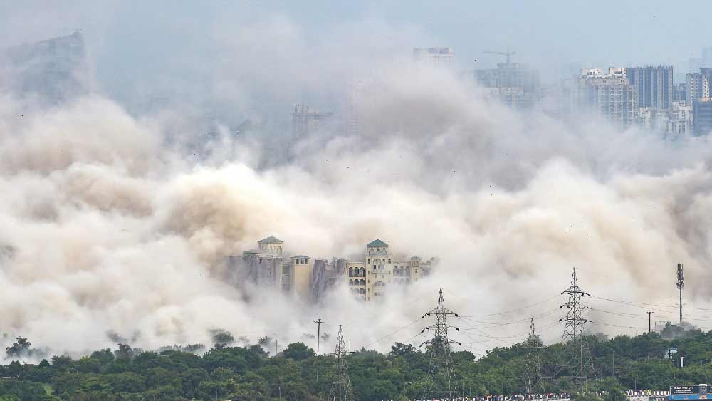 রবিবার, ২৮ অগস্ট দুপুর আড়াইটেয় সুপ্রিম কোর্টের নির্দেশ মেনে ধ্বংস করা হয়েছে ওই জোড়া ইমারত। বিস্ফারণের তীব্রতায় জোড়া অট্টালিকার চার পাশ দিয়ে ছিটকে বেরোতে দেখা গিয়েছে ইমারতের গুঁড়ো হয়ে যাওয়া টুকরো। হুড়মুড়িয়ে ভেঙে ধুলোর মেঘে উবে গিয়েছে ৩২ ও ২৯ তলা উঁচু দু’টি ইমারত।