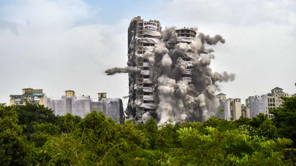 বিস্ফোরক ব্যবহার করে নয়ডার বেআইনি নির্মাণ ধ্বংসের প্রক্রিয়ার নাম দেওয়া হয়েছিল ‘অপরেশন ডিনামাইট’। যার জেরে মাত্র ন’সেকেন্ডে ভেঙে গুঁড়িয়ে গিয়েছিল নয়ডার ‘এমারেল্ড কোর্ট’-এর বহু বিতর্কিত  জোড়া টাওয়ার ‘অ্যাপেক্স’ এবং ‘সিয়ান’। সূত্রের খবর, ভারতীয় সেনাবাহিনীতে ব্যবহৃত অগ্নি-৫, ব্রহ্মস অথবা পৃথ্বী ক্ষেপণাস্ত্রের থেকে কয়েক গুণ বেশি ছিল ‘অপরেশন ডিনামাইট’-এ ব্যবহৃত বিস্ফোরকের শক্তি। 