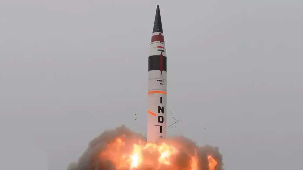 বিশেষজ্ঞরা বলেন, এই ক্ষেপণাস্ত্র লক্ষ্যভেদ করতে পারে নিখুঁত ভাবে। ওজন ৫০ হাজার কেজি। বহন করতে পারে আরও দেড় হাজার কেজি ওজনের অস্ত্র। তবে রিপোর্টে দাবি, নয়ডার জোড়া অট্টালিকা ভাঙার বিস্ফোরণ শক্তির সঙ্গে পাল্লা দিতে হলে একটি নয় এমন অগ্নি-৫ ক্ষেপণাস্ত্রের প্রয়োজন হত অন্তত তিনটি। 