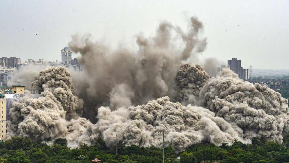 সে দিক দিয়ে দেখলে রবিবার দুপুরে নয়ডায় এক ডজন ব্রহ্মস অথবা তিনটি অগ্নি বা চারটি পৃথ্বীর হামলার সমান প্রভাব পড়েছে আশপাশে। প্রশাসন অবশ্য সে জন্য আগে থেকেই সতর্কতা অবলম্বন করেছিল। 