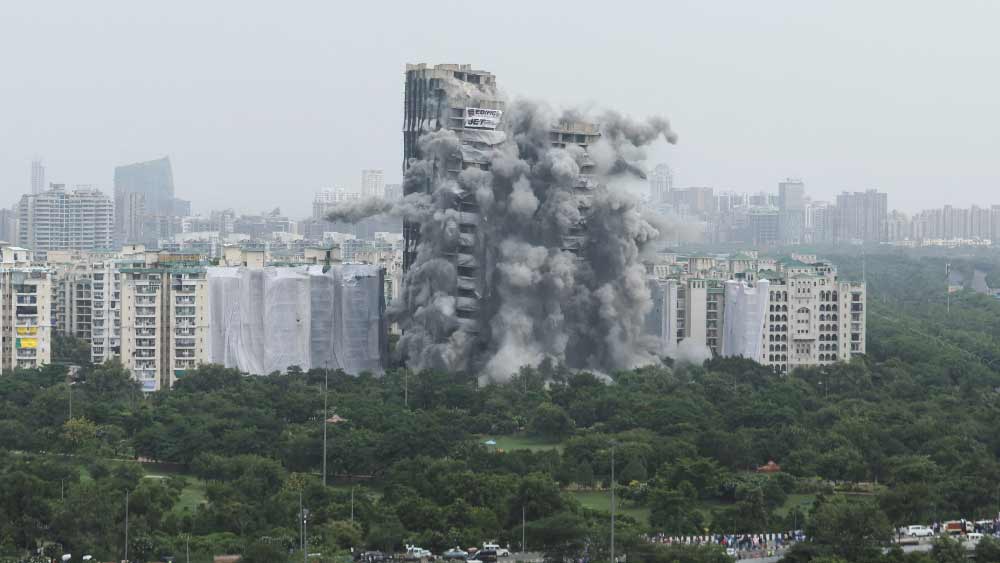 যমজ অট্টালিকা ‘অ্যাপেক্স’ এবং ‘সিয়ান’-এর নিকটবর্তী আবাসনের বাসিন্দাদের সরিয়ে নিয়ে যাওয়ার পাশাপাশি কিছুটা দূরের বাসিন্দাদেরও ঘরের জানলা এবং দরজা বন্ধ রাখার পরামর্শ দেওয়া হয়েছিল প্রশাসনের তরফে।